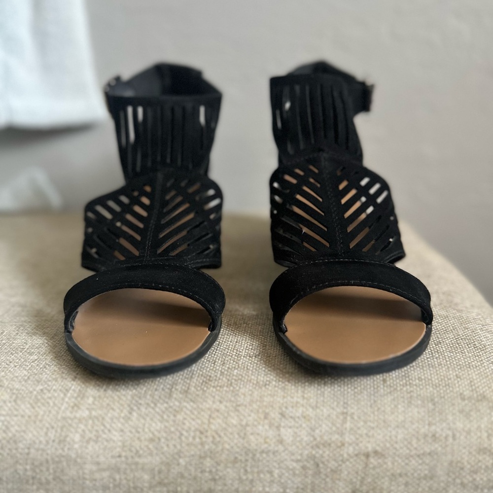Qupid size 7 black suede block heel shoe
